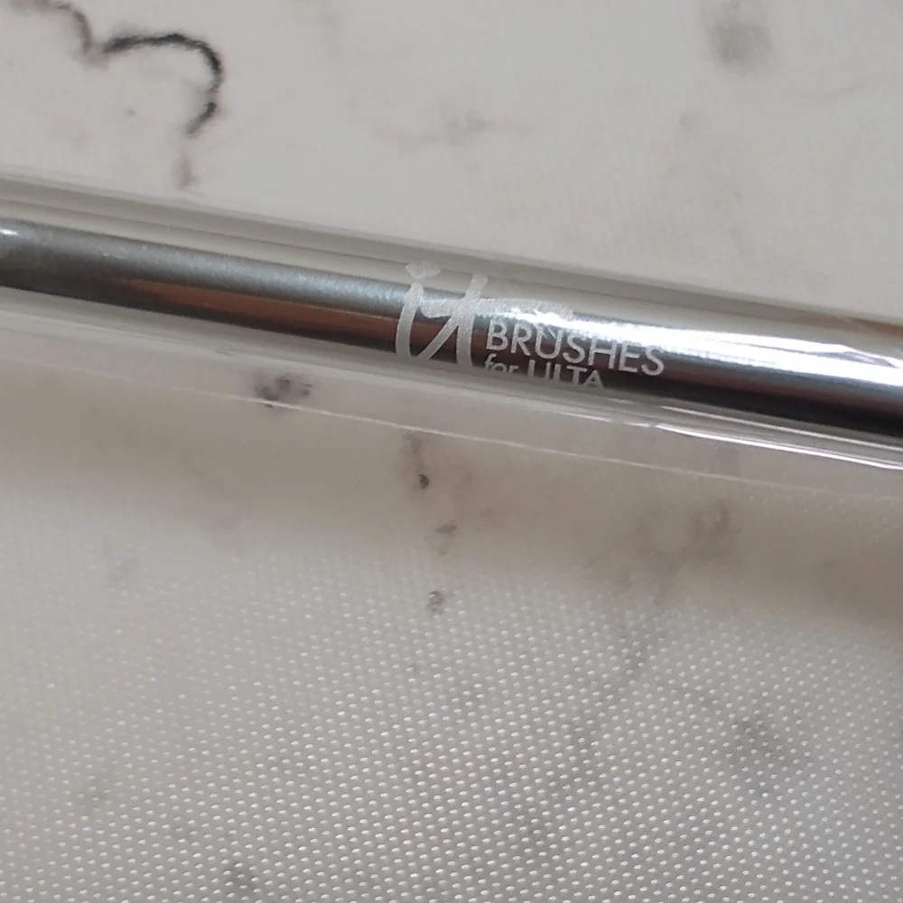 New It Cosmetics for Ulta Bent Liner Brush
